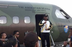 Gubernur Papua Barat, Dominggus Mandacan saat menyambut Obor Api Asean Games di Bandara DEO Sorong. / (foto: Sumarni)