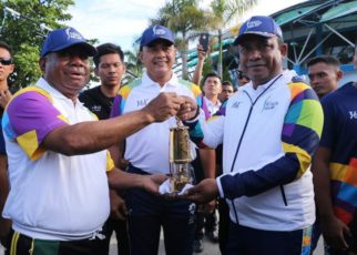 Gubernur Papua Barat, Dominggus Mandacan bersama Bupati Raja Ampat, Abdul Faris Umlati foto bersama sambil memegang Obor Api Asean Games. / (foto: Dewi)