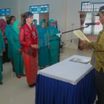 Bupati Raja Ampat, Abdul Faris Umlati saat melantik Pengurus HIMPAUDI Raja Ampat