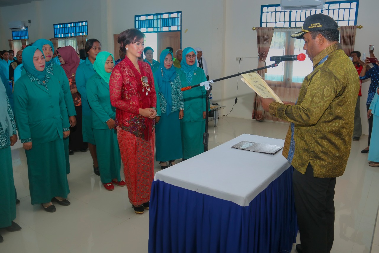 Bupati Raja Ampat, Abdul Faris Umlati saat melantik Pengurus HIMPAUDI Raja Ampat