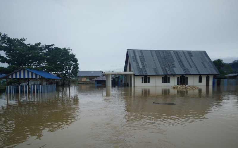 Tampak Gereja Jemaat Marturia, Jalan Arteri-Rawa Indah yang terendam banjir hingga ketinggian lutut orang dewasa