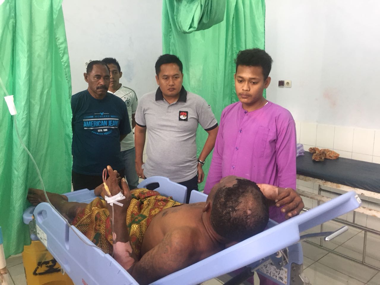 Kapolres Raja Ampat, AKBP Edy Setyanto Erning, SIK menjenguk korban kebakaran di RSUD Wisai, Minggu (22/7/2018)