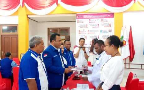 Ketua DPD Partai Demokrat Papua Barat, Abdul Faris Umlati menyerahkan dokumen syarat pencalonan kepada KPU Papua Barat, Selasa (17/7/2018)