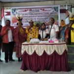 Ketua DPD Partai Golkar Kota Sorong, Lambert Jitmau bersama pengurusnya foto bersama di Kantor KPU Kota Sorong