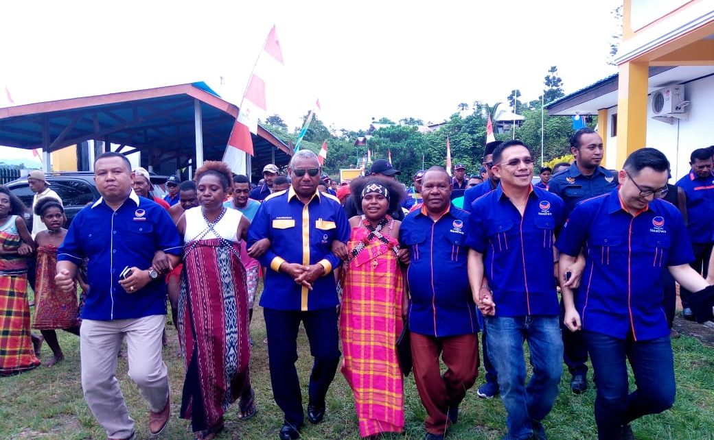 Tarian Adat Papua Mengantar Ketua DPW Partai NasDem Papua Barat bersama calegnya ke KPU Papua Barat, Selasa (16/7/2018)