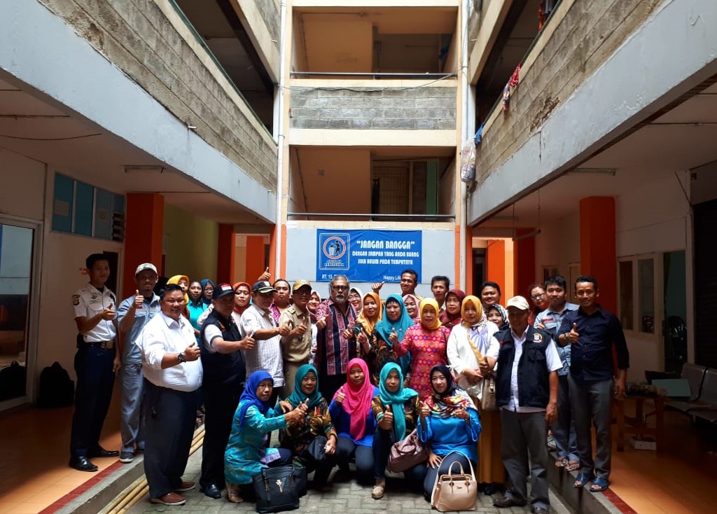 Arist Merdeka Sirait, Ketua Umum Komnas Perlindungan Anak bersama Kasubdit Sudin PPPA dan APP Jakart Barat serta para Kader PKK dan Pengelolah RPTRA dan Rumah Susun