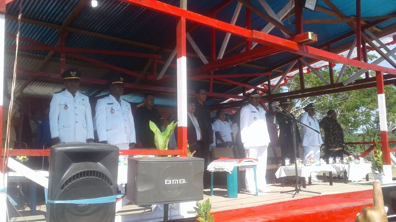 Wakil Bupati Tambrauw saat memimpin upacara HUT 17 Agustus 2018 di Distrik Ambarbaken