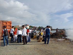Komunitas Pecinta Lingkungan Bersihkan Sampah di Pantai Pasar Boswezen