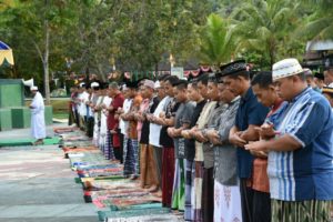 Dandrem 171/PVT Sorong, Serahkan Hewan Qurban Usai Sholat Ied Berjamaah