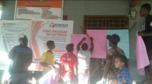 Warga Palang Kantor Bawaslu Tambrauw