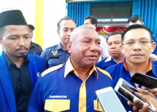 Ketua DPW Partai NasDem Papua Barat, Drs Dominggus Mandacan didampingi fungsionaris NasDem memberikan keterangan pers kepada awak media di Manokwari belum lama ini