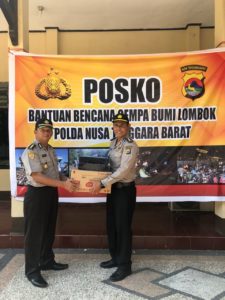 Mewakili Polda Papua Barat, AKBP Jaya Misa menyerahkan bantuan peduli kemanusian korban gempa NTB kepada Karo SDM Polda NTB di Posko Mapolda NTB, Jumat (10/8/2018)