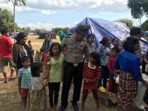 Mewakili Polda Papua Barat, Kabid Keu Polda Papua Barat, AKBP Jaya Misa mengunjungi posko pengungsian korban gempa di Lombok Utara, Jumat (10/8/2018)