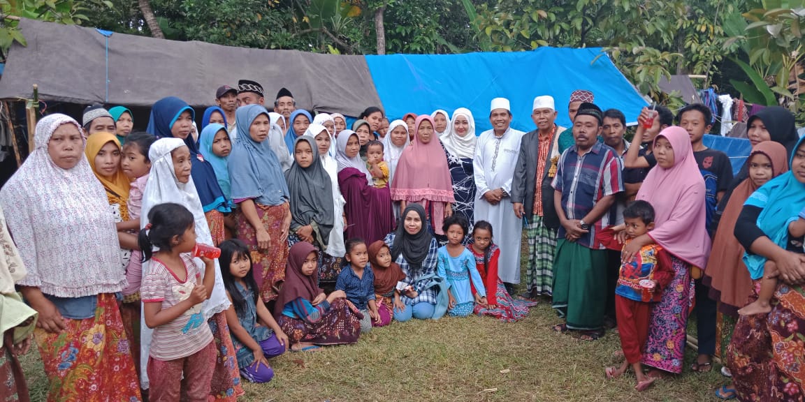 Tim Kemanusiaan Partai Garuda yang juga Ketua KADIN Papua Barat, Marlina bersama masyarakat korban genpa di Lombok, NTB