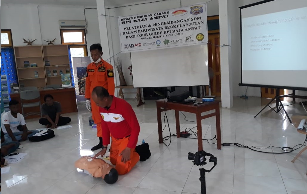Para pelatih yang mempraktekkan cara penyelamatan kepada peserta pelatihan.