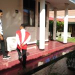AR (rompi merah) saat digiring kembali ke ruang tahanan kejaksaan negeri sorong usai mengikuti persidangan di Pengadinal Negeri Sorong/(foto: Djunaedi)