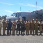 Bupati Tambrauw, Gabriel Asem beserta sejumlah SKPD dan TNI-AL berpose bersama usai melakukan uji coba penerbangan di Bandara Werur, Tambrauw/(foto: Trisatrisnah)
