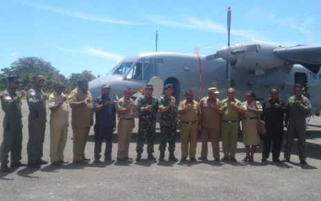 Bupati Tambrauw, Gabriel Asem beserta sejumlah SKPD dan TNI-AL berpose bersama usai melakukan uji coba penerbangan di Bandara Werur, Tambrauw/(foto: Trisatrisnah)