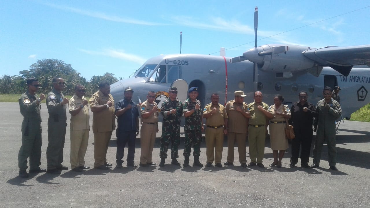 Bupati Tambrauw, Gabriel Asem beserta sejumlah SKPD dan TNI-AL berpose bersama usai melakukan uji coba penerbangan di Bandara Werur, Tambrauw/(foto: Trisatrisnah)