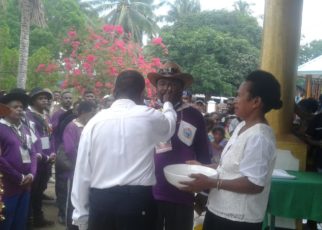 Rombongan Jemaat GKI Lahatroi Mamoribo Klasis Biak Barat saat berkunjung di Werur, Kabupaten Tambrauw/(foto: Trisatrisnah)