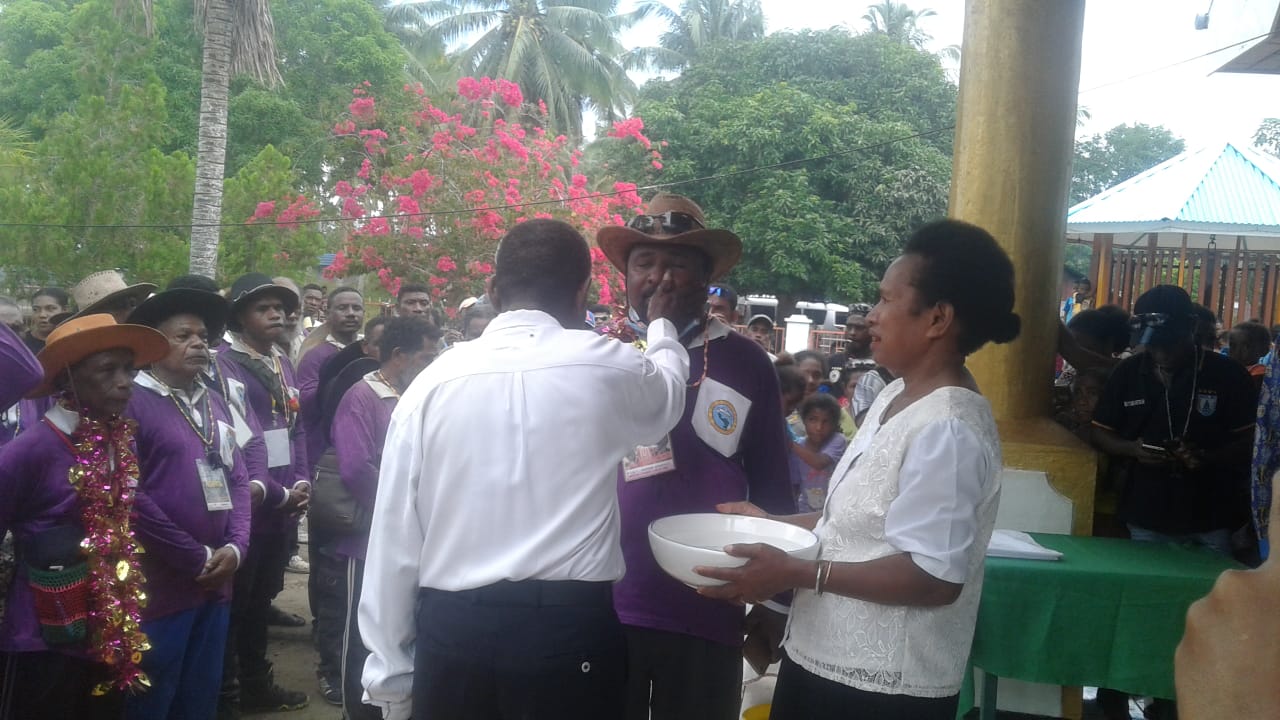 Rombongan Jemaat GKI Lahatroi Mamoribo Klasis Biak Barat saat berkunjung di Werur, Kabupaten Tambrauw/(foto: Trisatrisnah)