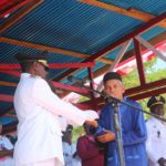 Wakil Bupati Tambrauw, Mesak Metu Sala saat memberikan bantuan uang tunai kepada Imam Masjid Quba Ambarbaken, Zainuddin/(foto: Trisatrisnah)