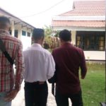 Terdakwa RM (tengah putih) didampingi kuasa hukumnya, Abdul Azis, SH (kanan baju merah) menuju sel tahanan Kejaksaan Negeri Sorong/(foto: Djunaedi)