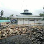 Tampak tumpukan material yang akan digunakan untuk merenovasi Masjid Al-Khurriyah di Kota Sorong/(foto: Sumarni)