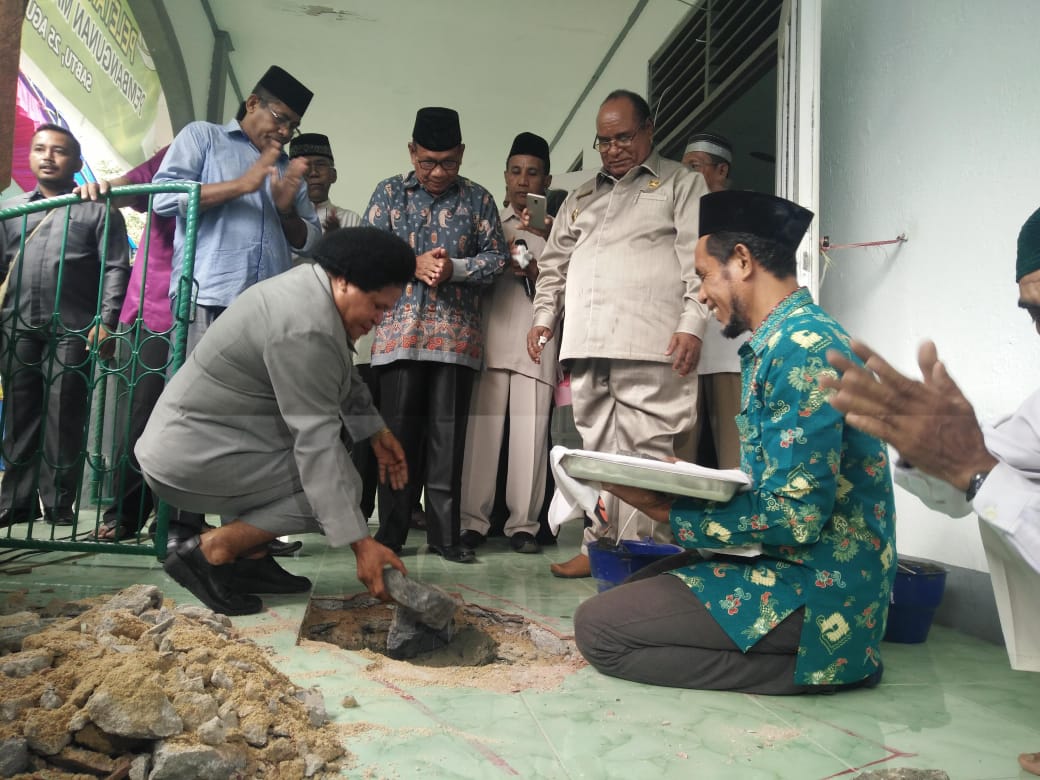 Ketua DPRD Kota Sorong, Petronela Kambuaya, S.Pd saat meletakkan batu pertama sebagai tanda dimulainya proses renovasi Masjid Al-Khurriyah/(foto: Sumarni)