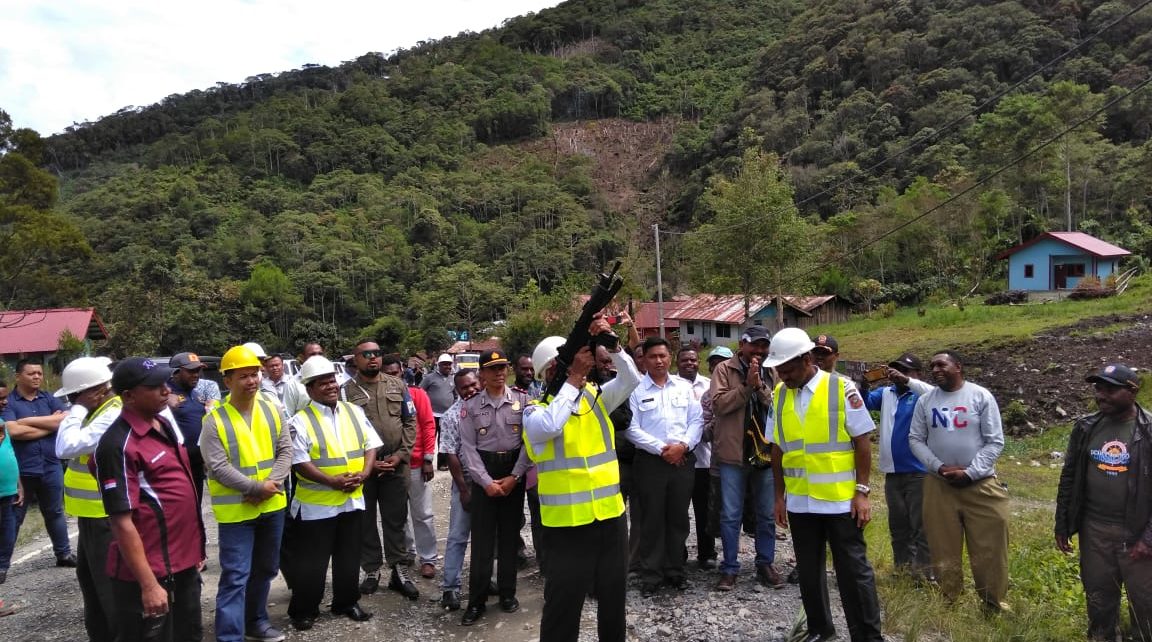 Gubernur Papua Barat, Drs Dominggus Mandacan menembak ke udara yang tanda dimulainnya pekerjaan ruas jalan utama Kabupaten Pegunungan Arfak