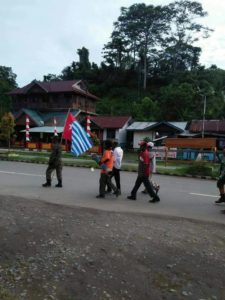 Sekelompok Warga Sipil Yang diduga Membawa Bendera Bintang Kejora di Jalan Utama Kota Bintuni,Sabtu (8/9/2018)