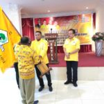 Bendahara Umum DPP Partai Golkar, Roberth Jopy Kardinal,S.AB Menyaksikan penyerahan pataka bendera partai Golkar dari Ketua DPD Golkar, Rudi Timisela kepada salah satu caleg
