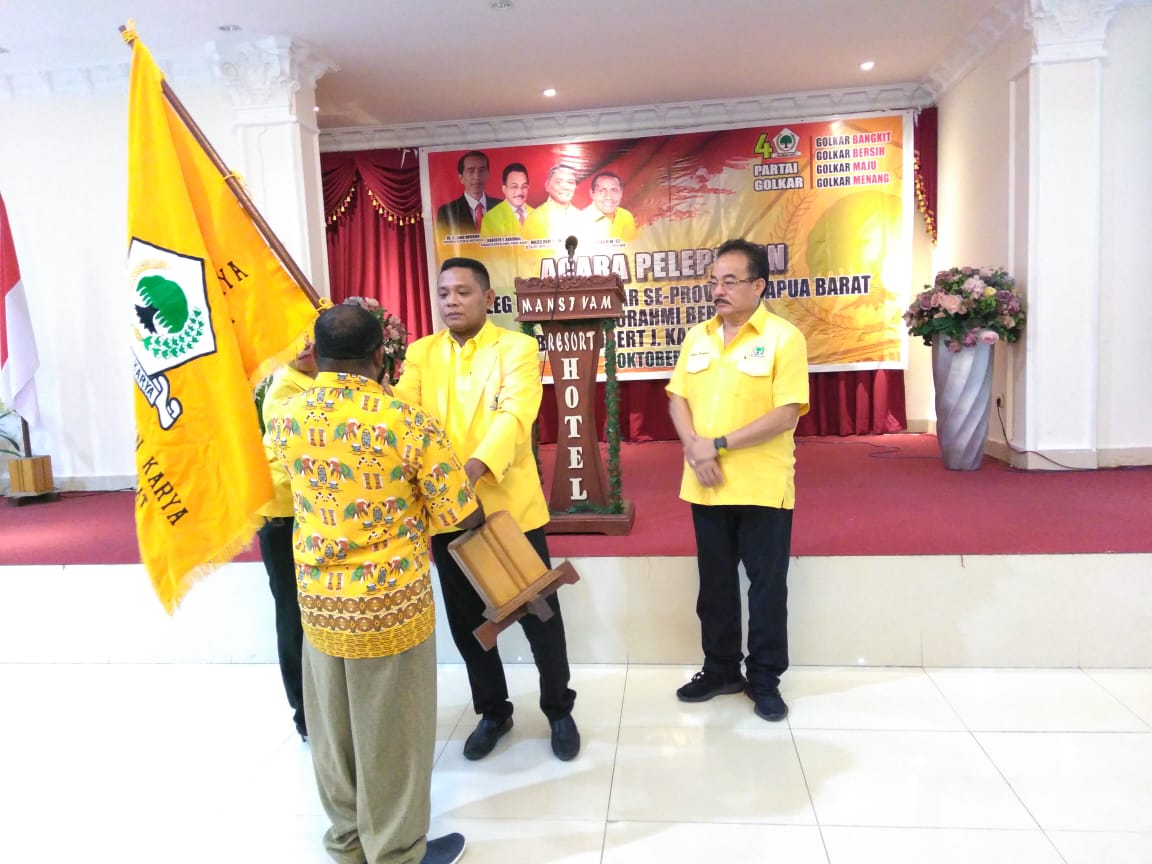 Bendahara Umum DPP Partai Golkar, Roberth Jopy Kardinal,S.AB Menyaksikan penyerahan pataka bendera partai Golkar dari Ketua DPD Golkar, Rudi Timisela kepada salah satu caleg