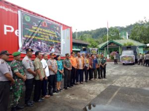 Kodim 1703 dan Polres Manokwari Kirim 3 Kontainer Bantuan Kemanusian