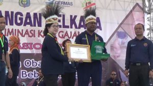 Gubernur PB Terima Penghargaan Menkes-RI Cakupan MR Tertinggi 98 Persen