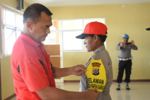 Kapolda Papua Barat, Brigjen Pol Drs Rudolf Alberth Rodja memasang Tanda Relawan Polda Papua Barat di lengan ketua tim, AKP Agustina Sineri