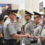 Kapolda Papua Barat, Brigjen Pol Drs Rudolf Alberth Rodja menyerahkan tongkat komando ke Kapolres Sorong Selatan, AKBP Hans Rahmatulloh Irawan,S.IK saat upacara sertijab di Mapolda PB, Selasa (23/10/2018)