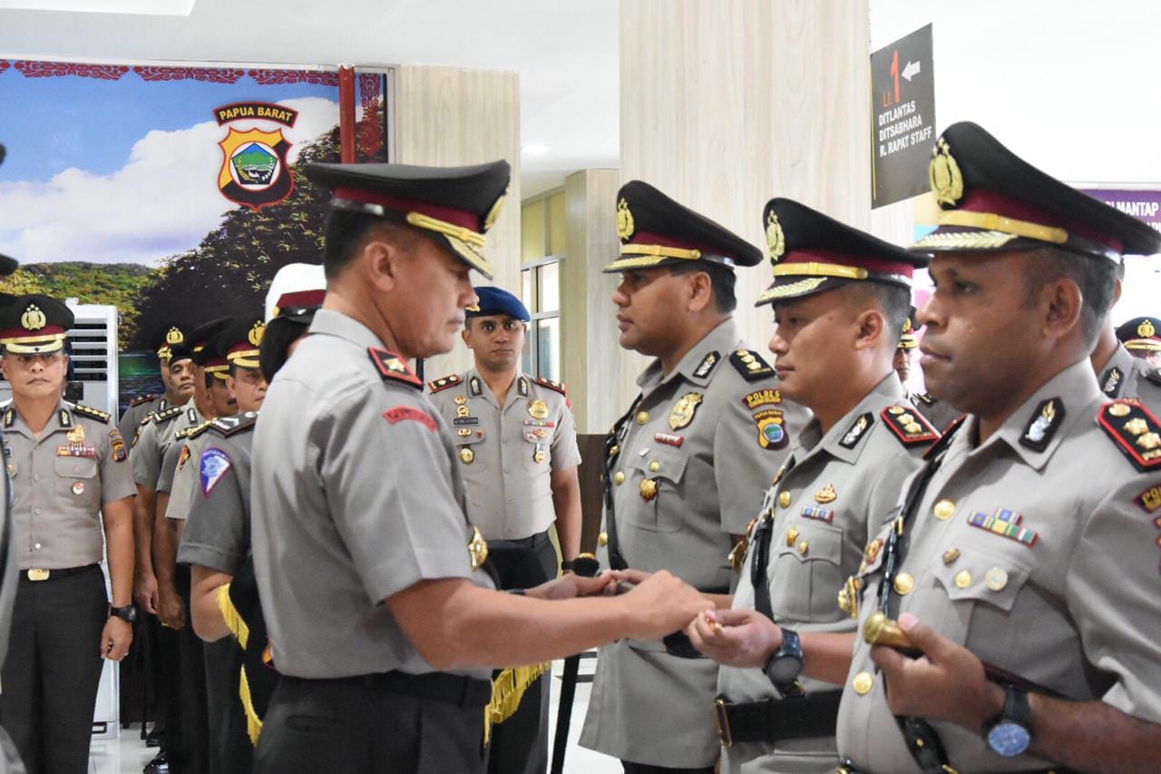 Kapolda Papua Barat, Brigjen Pol Drs Rudolf Alberth Rodja menyerahkan tongkat komando ke Kapolres Sorong Selatan, AKBP Hans Rahmatulloh Irawan,S.IK saat upacara sertijab di Mapolda PB, Selasa (23/10/2018)