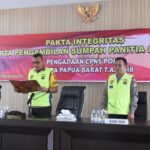 Kapolda Papua Barat memimpin penandatangan pakta integritas serta pengambilan sumpah panitia dan peserta pengadaan CPNS Polri T.A. 2018 di Aula Triton Mapolda PB, Rabu (24/10/2018)
