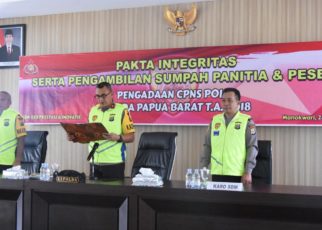 Kapolda Papua Barat memimpin penandatangan pakta integritas serta pengambilan sumpah panitia dan peserta pengadaan CPNS Polri T.A. 2018 di Aula Triton Mapolda PB, Rabu (24/10/2018)