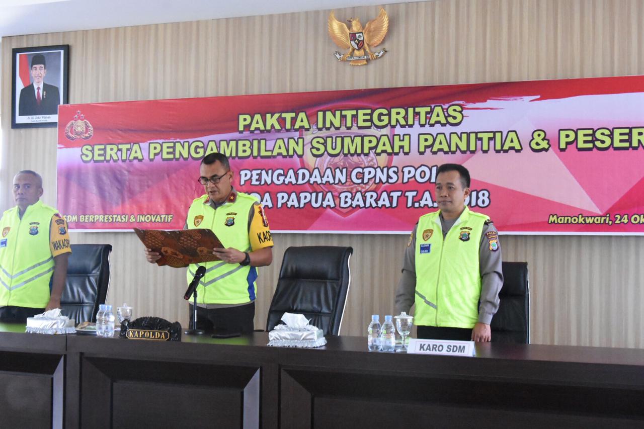 Kapolda Papua Barat memimpin penandatangan pakta integritas serta pengambilan sumpah panitia dan peserta pengadaan CPNS Polri T.A. 2018 di Aula Triton Mapolda PB, Rabu (24/10/2018)
