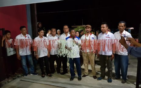 Ketua DPW Partai Perindo Papua Barat, Marinus Bonepay, S.Sos meresmikan sekretiat TOP 9 Kabupaten Teluk Wondama di Wasior, Sabtu (6/10/2018)