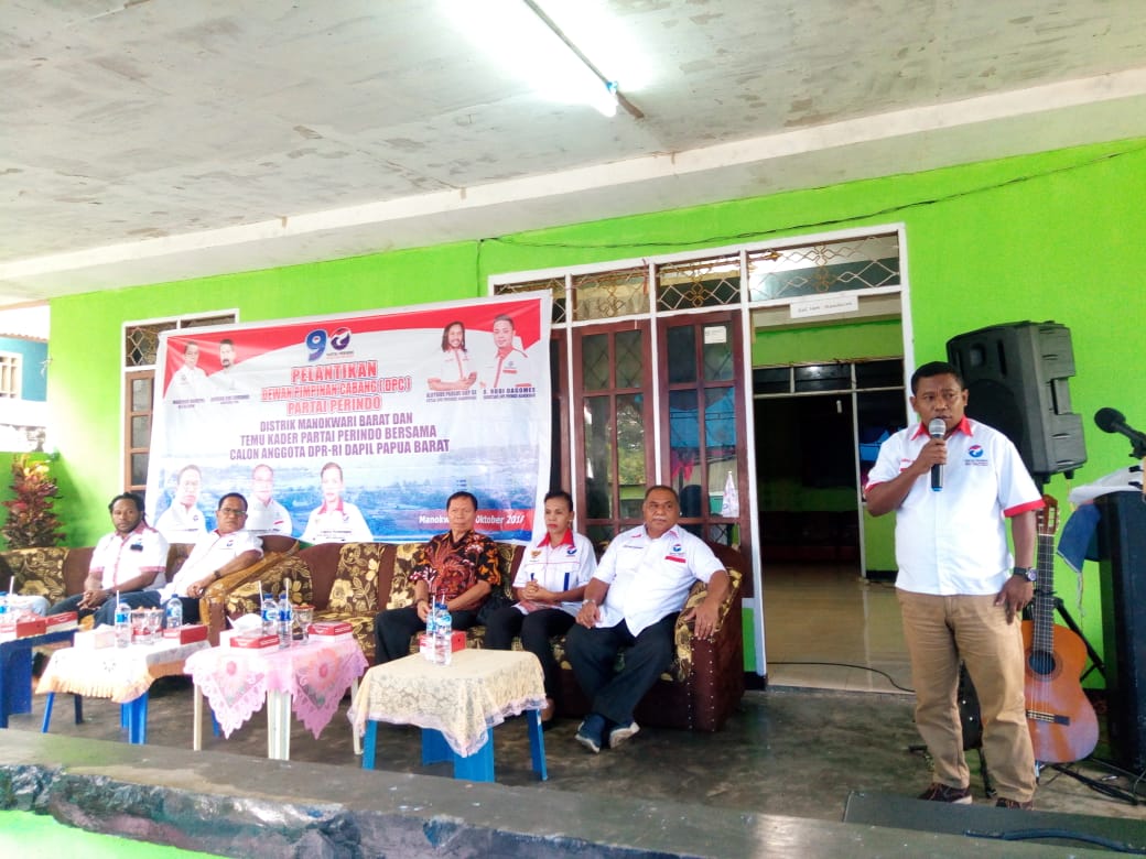 Ketua DPW Partai Perindo Papua Barat, Marinus Bonepay memperkenalkan Caleg DPR RI Dapil Papua Barat kepada masyarakat di Amban, Manokwari, Sabtu (13/10/2018)