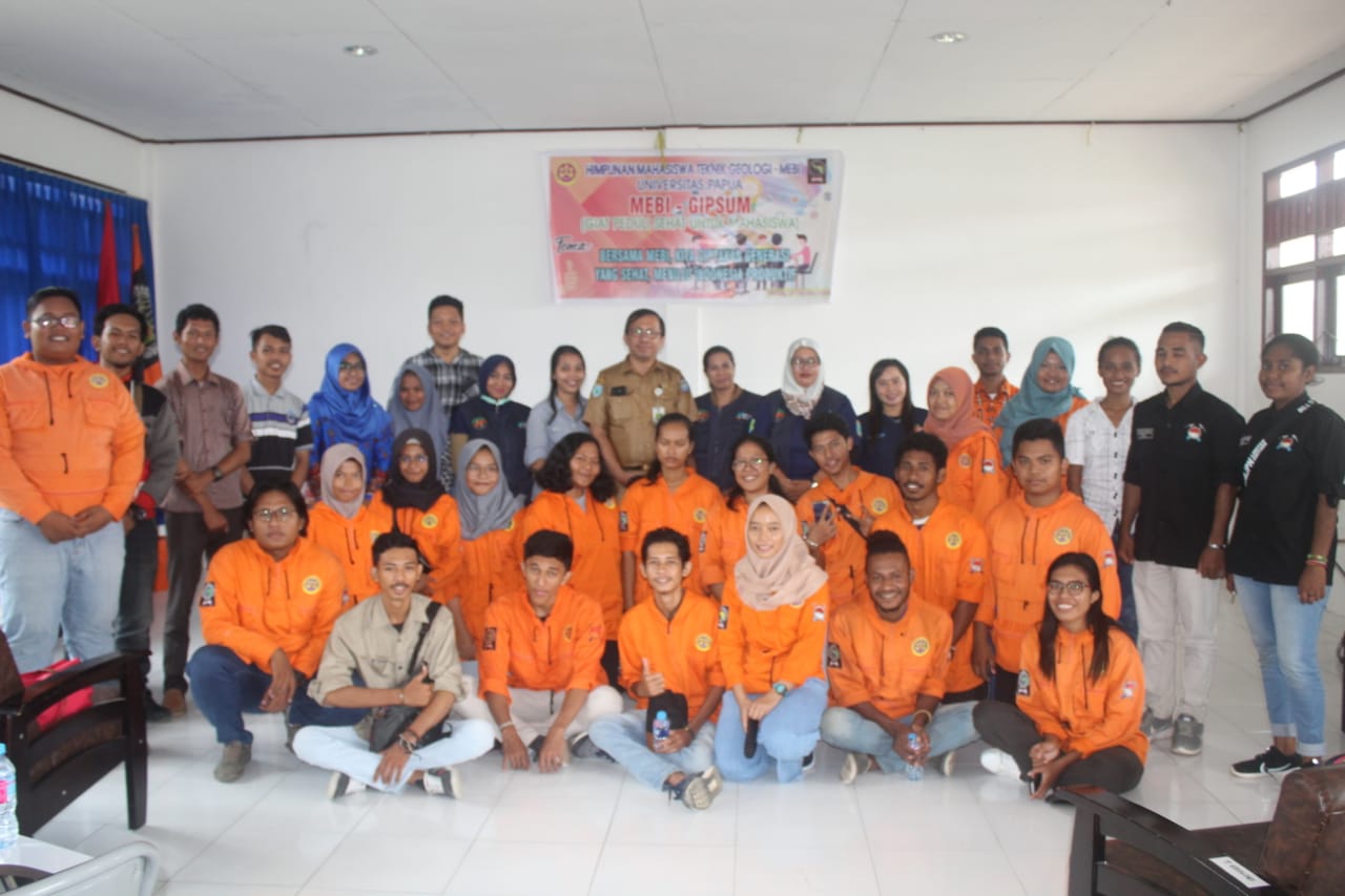 Mahasiswa Jurusan Teknik Geologi Unipa Sorong bersama Dosen di ruang perkuliahannya