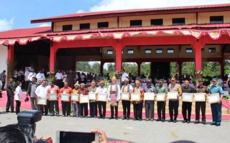 Mendagri, Tjahjo Kumolo didampingi Gubernur bersama Forkopimda Papua Barat dan Maybrat dalam perdamaian ibukota Maybrat di Kumurkek, Rabu (3/10/2018)