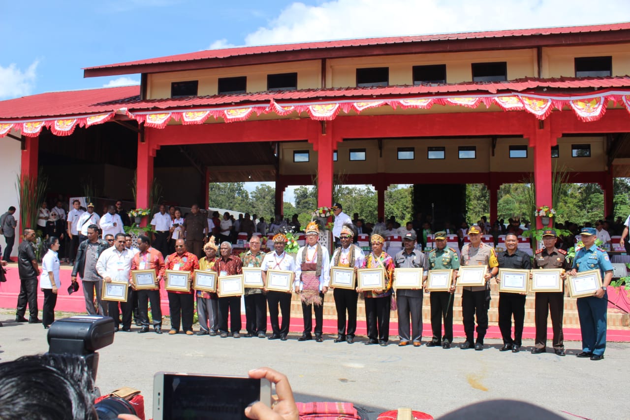 Mendagri, Tjahjo Kumolo didampingi Gubernur bersama Forkopimda Papua Barat dan Maybrat dalam perdamaian ibukota Maybrat di Kumurkek, Rabu (3/10/2018)