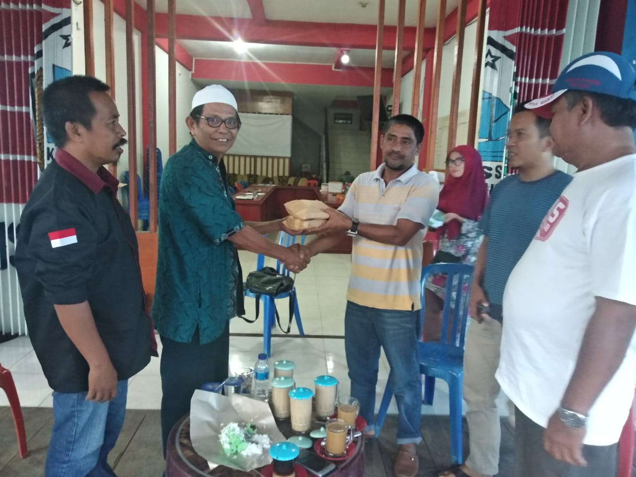 Penyerahan bantuan Kerukunan Keluarga Luwu Raya/ Ikatan Pemuda Luwu Raya Papua Barat ke Posko KKSS Peduli Palu dan Donggala,Sulawesi Tengah, Sabtu (6/10/2018)