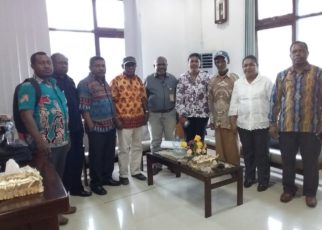 Pertemuan Direktur LP3BH Manokwari, Yan Christian Warnussy,S.H bersama MRP Papua Barat d Ruangan Ketua MRPB, Maxi Nelson Ahoren,S.E baru-baru ini