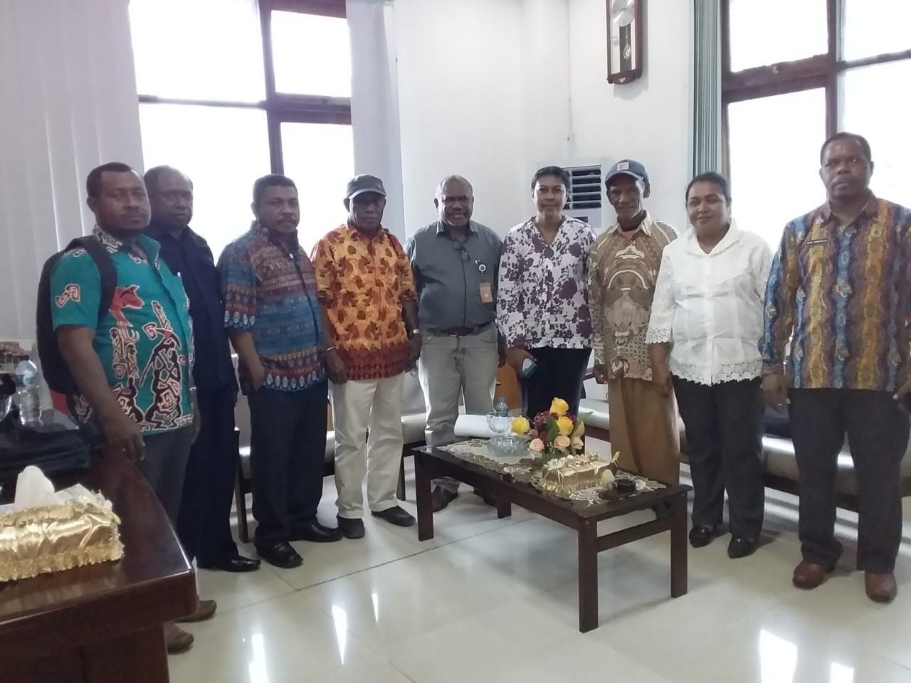 Pertemuan Direktur LP3BH Manokwari, Yan Christian Warnussy,S.H bersama MRP Papua Barat d Ruangan Ketua MRPB, Maxi Nelson Ahoren,S.E baru-baru ini