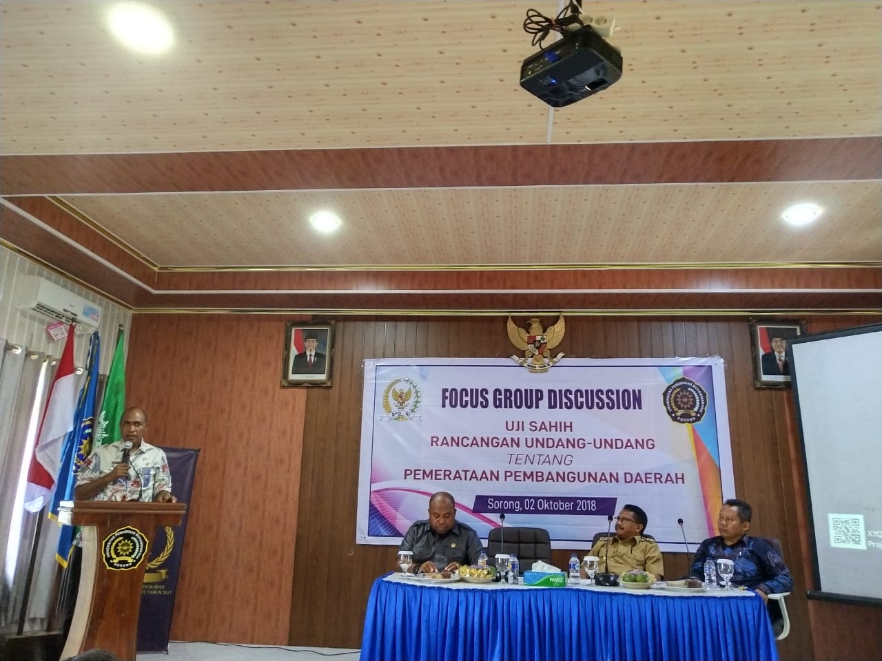Wakil Gubernur Papua Barat, Mohammad Lakotani,S.H.,M.Si memberikan sambutan dalam kegiatan FGD Uji Sahih RUU tentang Pemerataan Pembangunan Daerah di Kampus Unimuda Sorong, Selasa (2/10/2018). (Foto : HUMAS PB)